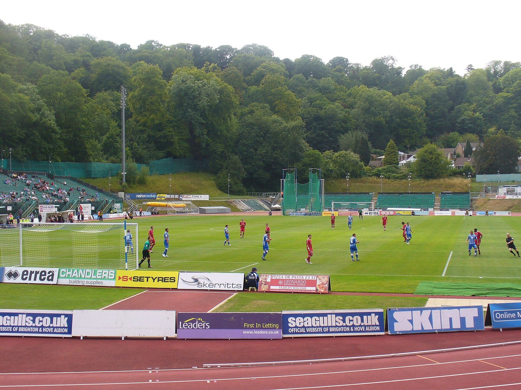 Fotbalové hřiště s atletickou dráhou